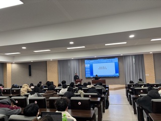 人民日报高级记者陈效卫莅临我院...